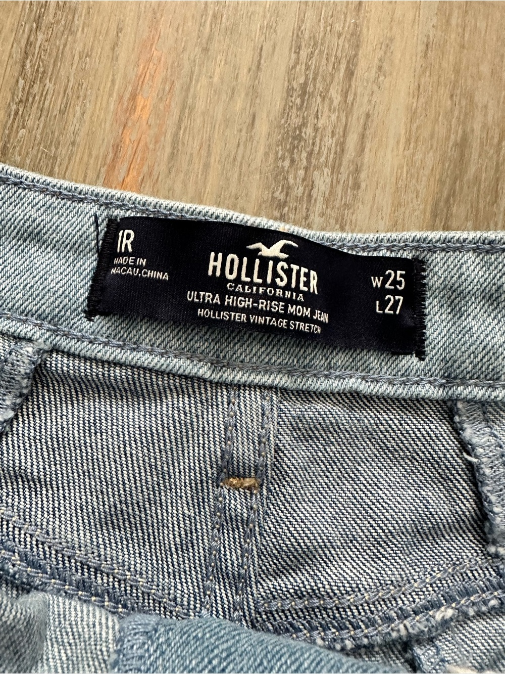 Hollister Women’s Patchwork Two-Tone High Rise Mom Jeans - Picture 2 of 9